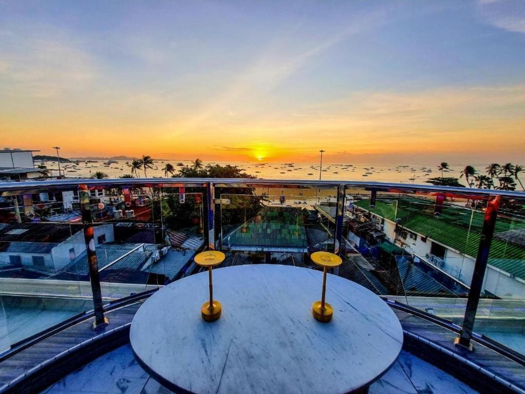 The Globe Hotel, Bar & Restaurant Pattaya ภายนอก รูปภาพ