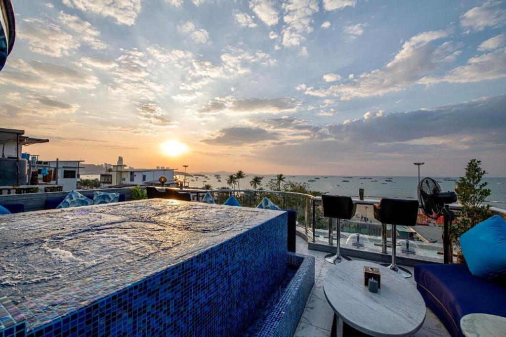 The Globe Hotel, Bar & Restaurant Pattaya ภายนอก รูปภาพ