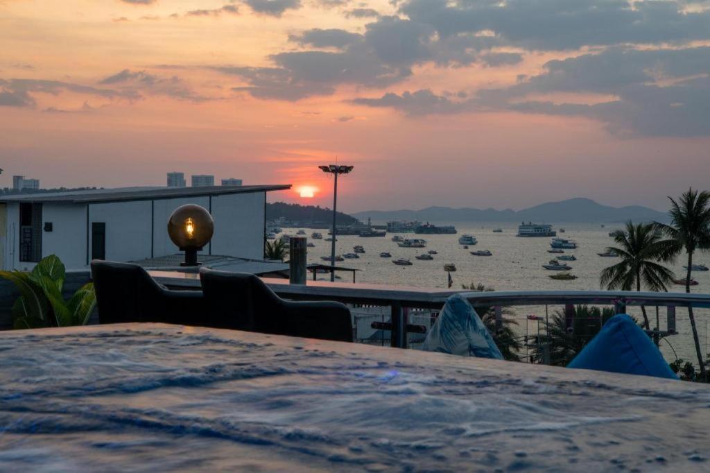 The Globe Hotel, Bar & Restaurant Pattaya ภายนอก รูปภาพ